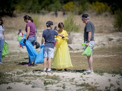 Recogida de basura en el embalse de Valmayor (Madrid) dentro del proyecto Libera, de SEO y Ecoembes. 