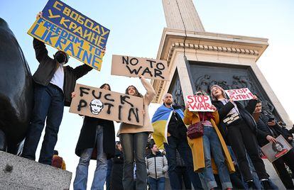 Participantes en la protesta contra la guerra en Ucrania en Trafalgar Square en Londres (Reino Unido).