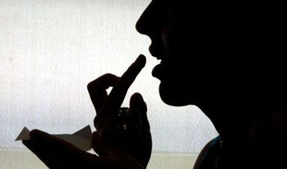 Una mujer consume éxtasis.