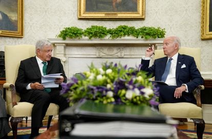 El presidente de México, Andrés Manuel López Obrador, junto a su homólogo de EE UU, Joe Biden, durante un encuentro oficial en Washington, el 12 de julio.