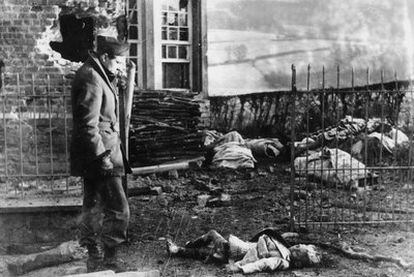 Un soldado de EE UU mira el cadáver de un niño en Stavelot (Bélgica) en 1944.