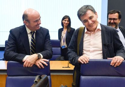 El ministro de FInanzas greigo, Euclides Tsakalotos, con Luis de Guindos, en el Eurogrupo.