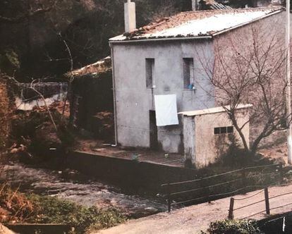 Fotografía datada entre 1970 y 1980 en la que se ve la presa que se derrumbó en el lugar donde fue hallada la Virgen.