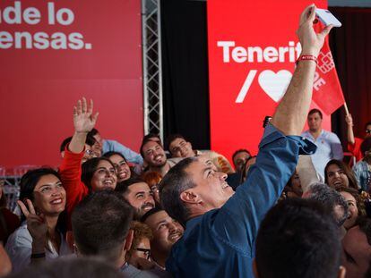 El presidente del Gobierno de España, Pedro Sánchez, se fotografía junto a simpatizantes tras el mitin ofrecido este domingo en Santa Cruz de Tenerife.