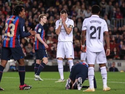 Karim Benzema se lamenta tras una acción en el Camp Nou.