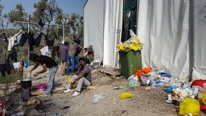 Un grupo de refugiados y migrantes de Bangladesh y Pakist&aacute;n en el campo de Moria, en la isla griega de Lesbos.