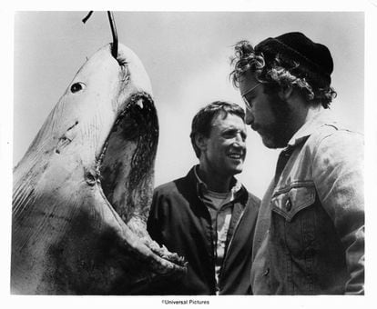 Roy Scheider y Richard Dreyfuss junto a un tiburón.