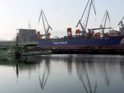Astillero de La Naval con un buque de Van Oord en construcci&oacute;n. 