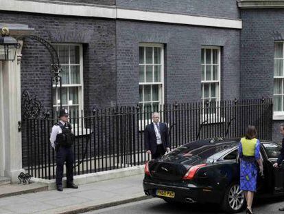 David Cameron y su esposa abandonan el n&uacute;mero 10 de Downing Street para encontrarse con la Reina Isabel en Buckingham.