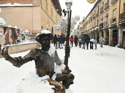 Varias personas pasean por el centro nevado de Alcalá de Henares, el pasado sábado, en el que la península sigue afectada por el temporal Filomena.