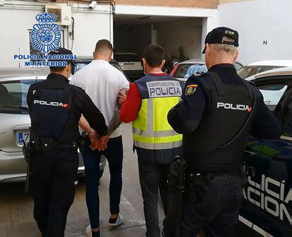 Agentes de la Policía Nacional detienen en El Ejido a un hombre que organizaba falsos malos tratos a mujeres sin papeles para conseguir permisos de residencia.