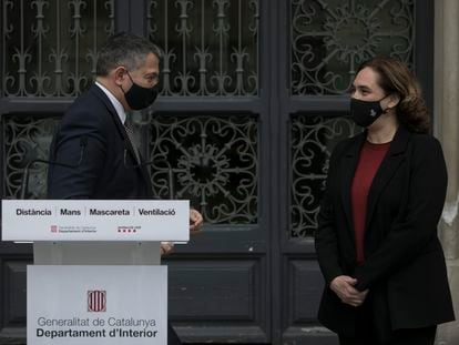 El consejero de Interior de la Generalitat, Miquel Sàmper, este lunes junto a la alcaldesa Ada Colau, en Barcelona.