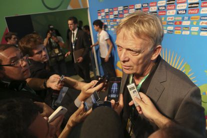 El técnico de Camerún, Volker Finke, durante el seminario sobre logística organizado por la FIFA en Florianópolis (Brasil).