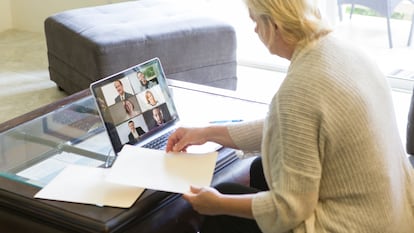 Una mujer asiste a una reunión de teletrabajo.
