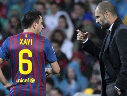 Xavi recibe instrucciones de Guardiola durante un partido