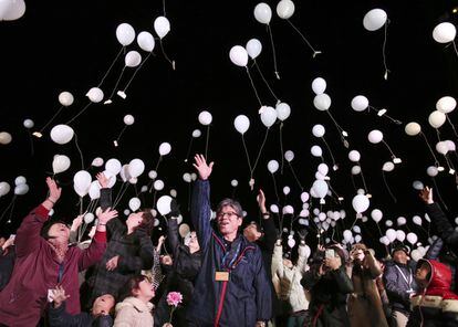 Lanzamiento de globos en Tokio, en el momento del cambio de año.