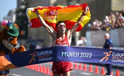 El atleta español Miguel Ángel López cruza este martes la línea de meta en primera posición en la carrera masculina de 35 kilómetros marcha, durante en Campeonato Europeo de Múnich (Alemania).