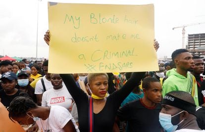 Una manifestante durante una de las protestas de 2020 en Lagos (Nigeria) por violencia policial.
