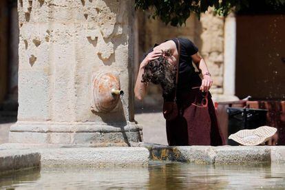 Una mujer se refresca en la mezquita de Córdoba este sábado. 