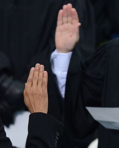 Obama levanta su mano durante el juramento.