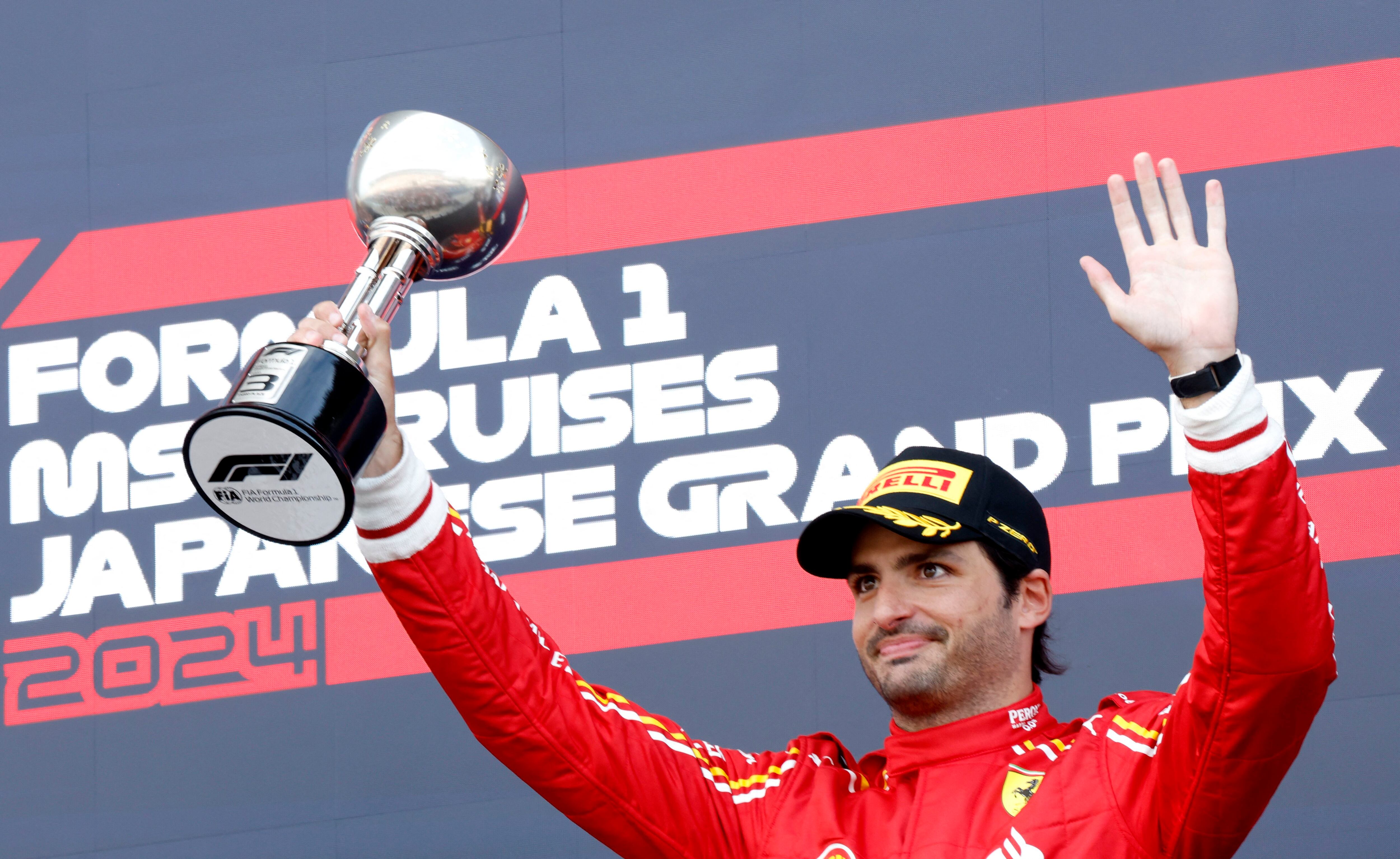 Carlos Sainz celebra su tercer puesto en el Gran Premio de Japón, este domingo.  