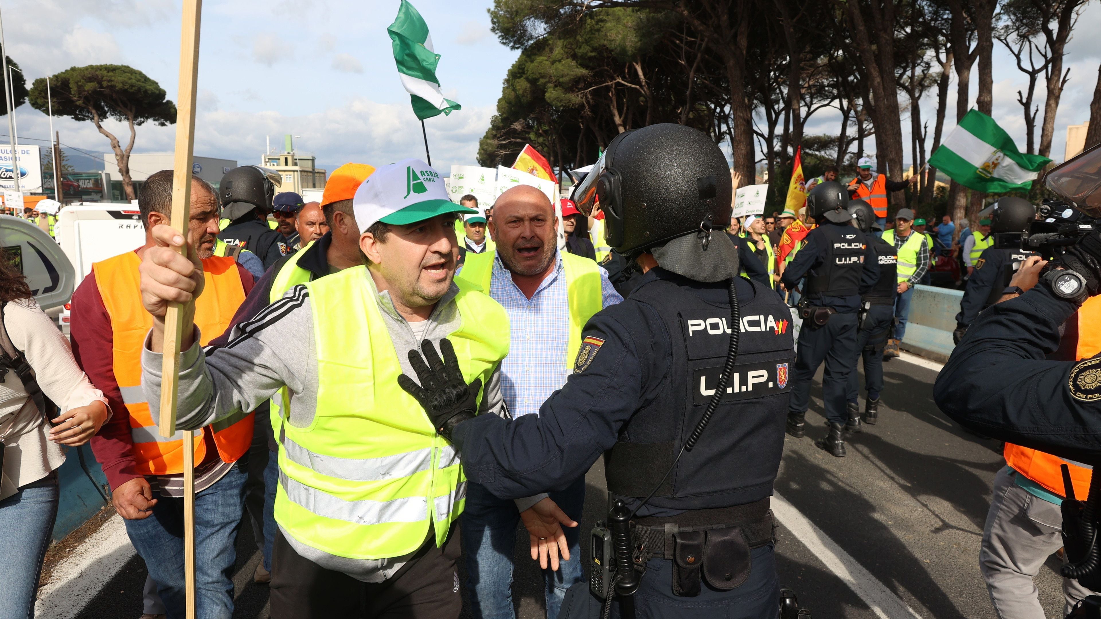 Unos agricultores discuten con las fuerzas del orden en las protestas agrarias en Algeciras.