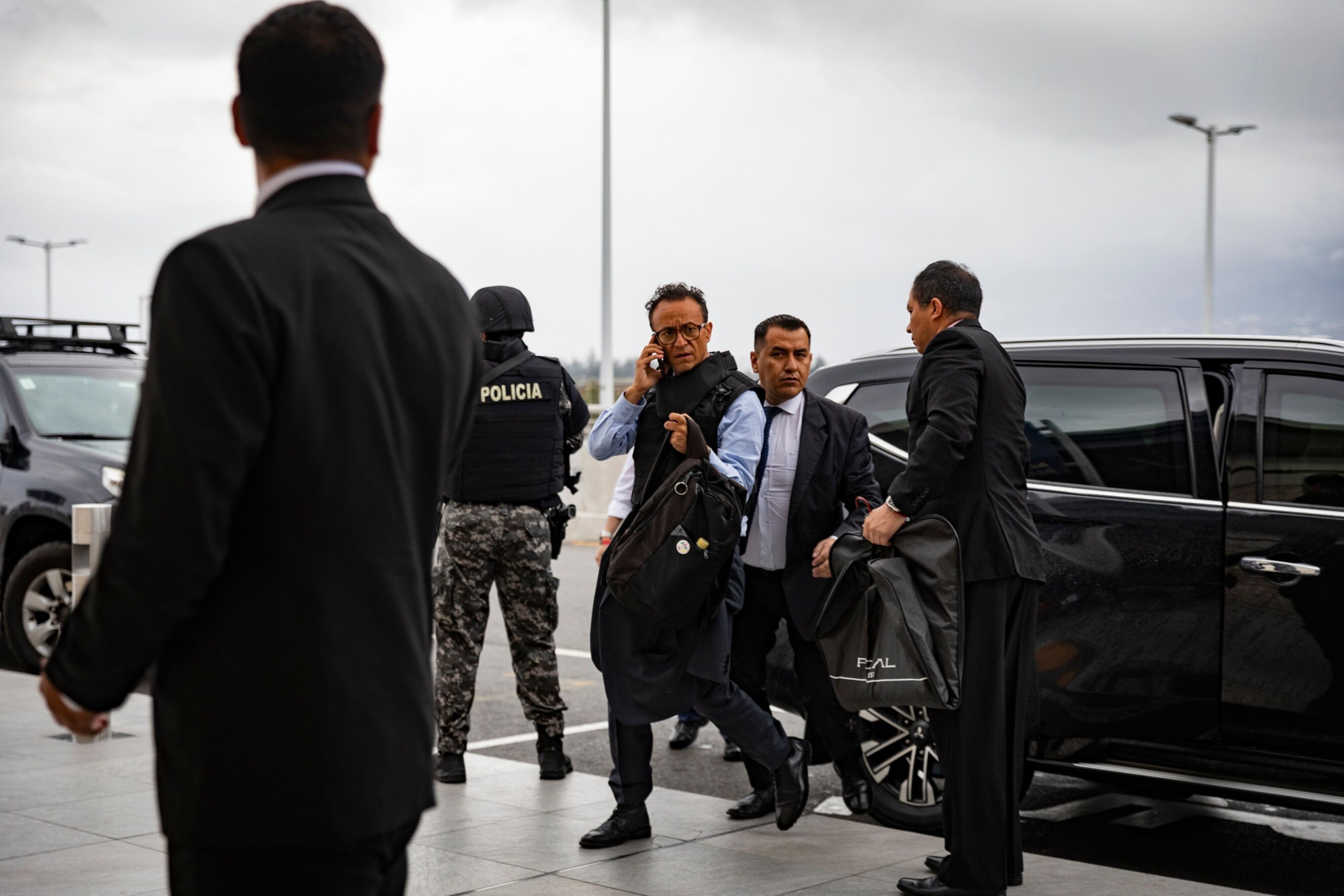 Christian Zurita, candidato presidencial del partido Construye, usa un chaleco antibalas mientras llega al aeropuerto de Quito, el 15 de agosto de 2023.