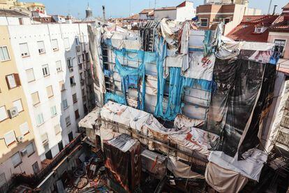 Los andamios y lonas desvencijadas en el solar de la calle Santiago número 5 en el centro de Madrid en una foto de julio.