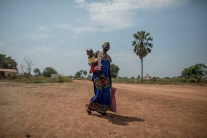 Akuac Chan, de 16 años, y su hija de 21 meses han recorrido varios kilómetros para obtener un diagnóstico médico de su dolencia, algo común en Sudán del Sur.