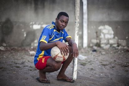 Omary Juma, 17 años. Los chicos depositan en el fútbol la esperanza que la pobreza y la falta de oportunidades les intentan arrebatar.