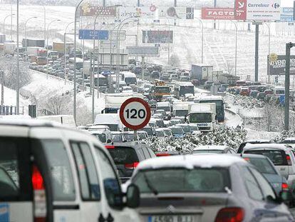 Atasco  en la autovía de Burgos, a la salida de Madrid, durante la nevada del pasado día 9.