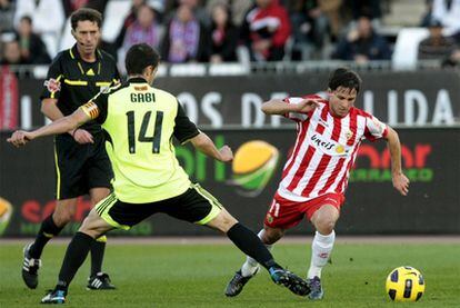 Pablo Daniel Piatti, ante el jugador del Zaragoza Gabi.