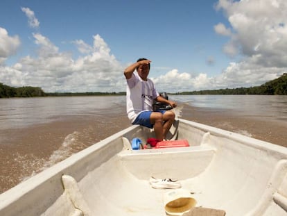 Juan navega en el inmenso río Napo y comenta que la explotación petrolera ha sido beneficiosa para su comuna, Puerto Miranda, en Ecuador.