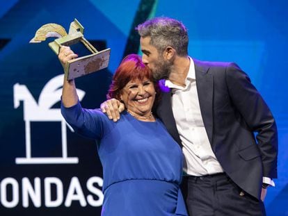 Roberto Leal besa a su madre, Mercedes, al recibir el Premio Ondas al mejor presentador.
