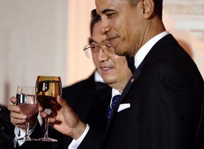 El presidente Barack Obama y el presidente chino realizan un brindis durante la cena de estado celebrada en la Casa Blanca.