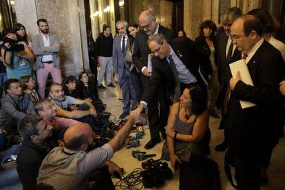 Sentada de periodistas en el Parlament este miércoles antes del pleno.