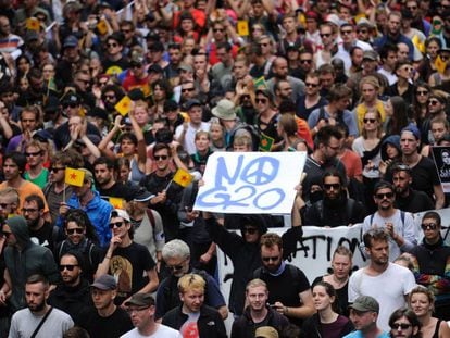 Manifestaci&oacute;n en Hamburgo contra el G20 convocada bajo el lema &quot;solidaridad sin fronteras&quot;. / AFP PHOTO / STEFFI LOOS