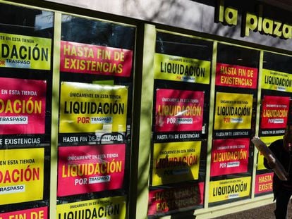 Una de las tiendas La Plaza de Dia, en Madrid, con los carteles de liquidación. 
