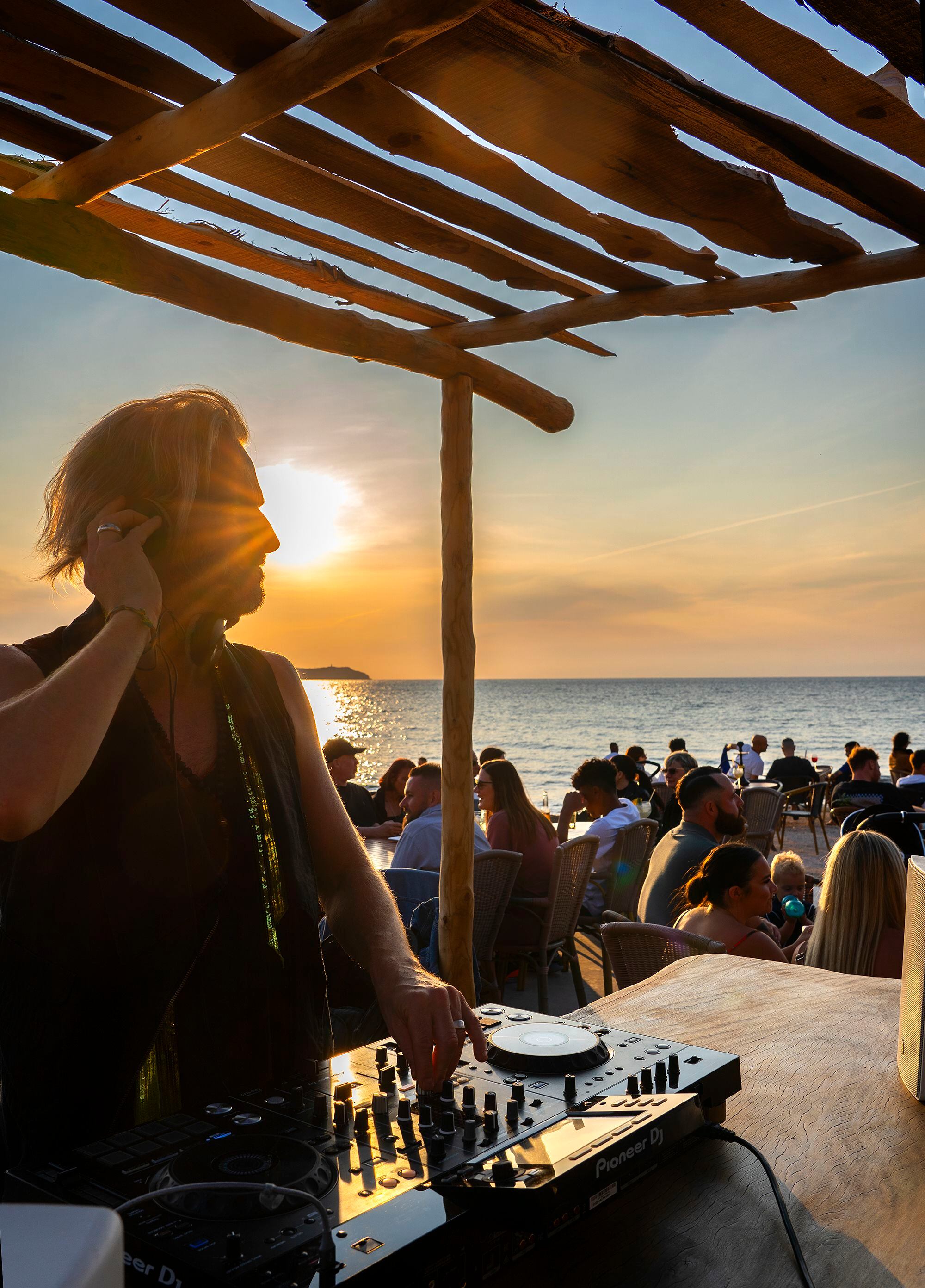  DJ Grayswan, en plena faena durante un atardecer de domingo en Kumharas, en Sant Antoni, Ibiza.