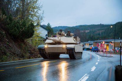 Marines estadounidenses en un tanque M1A1 Abrams durante las maniobras Trident Juncture 2018 en Noruega, el 25 de octubre de 2018. Noruega acoge las mayores maniobras en su territorio, y de la OTAN, desde el fin de la Guerra Fría en un contexto de tensión creciente con Rusia por la instalación de una base estadounidense y varios casos de espionaje.