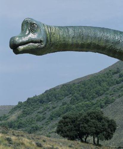 Recreación de un dinosaurio en el parque de paleoaventura El Barranco Perdido, en Enciso (La Rioja).