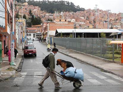 Un hombre empuja un carro en La Paz (Bolivia) el 17 de abril