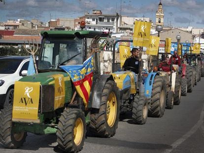 Decenas de tractores han arrancado la protesta en Picassent.