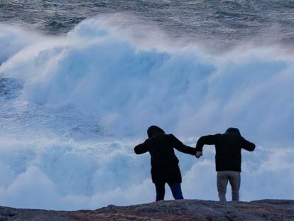 Dos turistas observaban el miércoles el oleaje en la costa de Muxía (A Coruña).