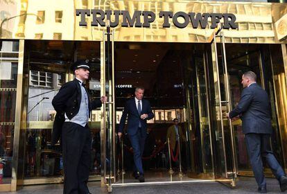 L'alcalde de Nova York, Bill de Blasio, sortint aquest dimecres de la Torre Trump.