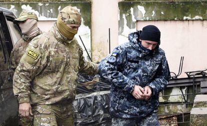 Un marinero ucranio (derecha) es escoltado este martes por un oficial ruso a la corte de Simferopol (Crimea).