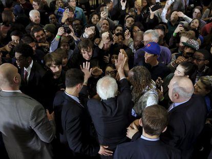 Bernie Sanders saluda a unos simpatizantes en Atlanta (Georgia).
