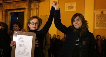 Beatriz (a la derecha) y Rosa Garrote, de la asociación de víctimas, muestran en la plaza de la Virgen el auto de la Audiencia que reabre la investigación.