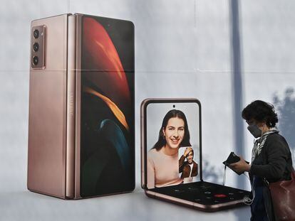 Una mujer pasa por delante de un anuncio de teléfonos inteligentes de Samsung en Seúl.