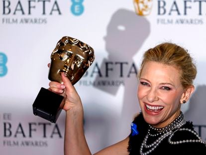 Cate Blanchett, con su premio Bafta a la mejor actriz protagonista por la película 'Tár'.